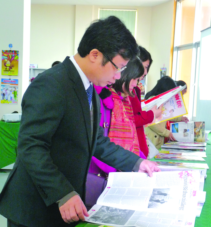 Đồng chí Trưởng ban Tuyên giáo Tỉnh ủy Cao văn Định đọc báo tại gian trưng bày hội báo xuân.