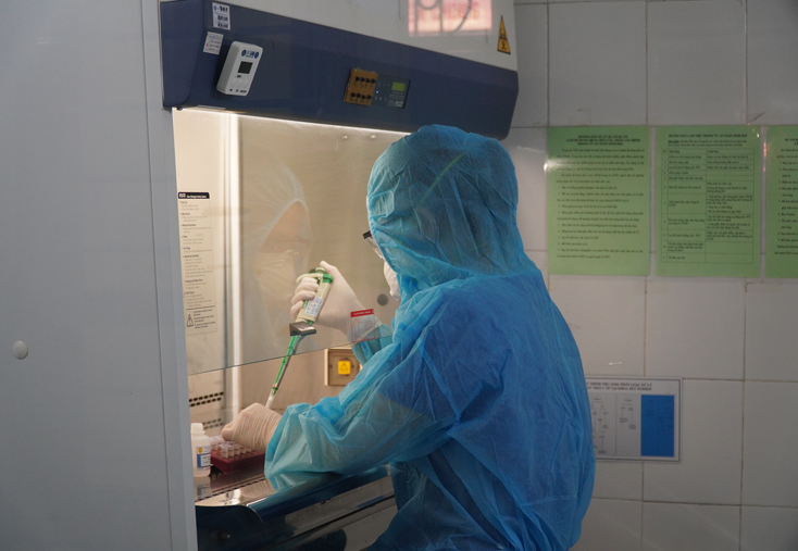 Cán bộ Trung tâm Kiểm soát bệnh tật tỉnh đang thực hiện xét nghiệm SARS-CoV-2 tại phòng xét nghiệm của trung tâm trưa 31-7.
