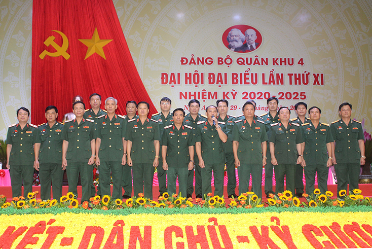 Ban Chấp hành Đảng bộ Quân khu 4 nhiệm kỳ 2020-2025 và đoàn đại biểu dự Đại hội Đảng bộ Quân đội lần thứ XI ra mắt đại hội.