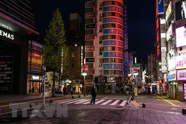 Một quán karaoke đóng cửa do dịch COVID-19 tại Tokyo, Nhật Bản. (Ảnh: AFP/TTXVN)