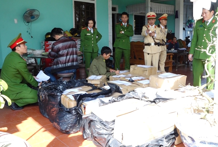Lực lượng CSHS phá chuyên án, bắt giữ các đối tượng tàng trữ gần 1 tấn pháo trái phép tại địa bàn huyện Lệ Thủy.