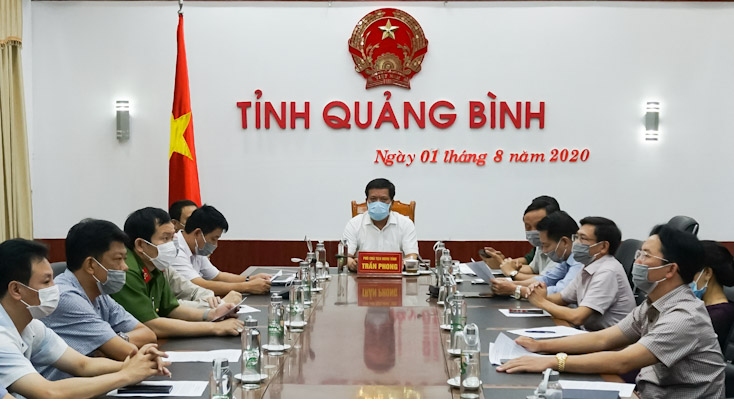 Đồng chí Trần Phong, Tỉnh ủy viên, Phó Chủ tịch UBND tỉnh chủ trì cuộc họp tại điểm cầu tỉnh Quảng Bình.
