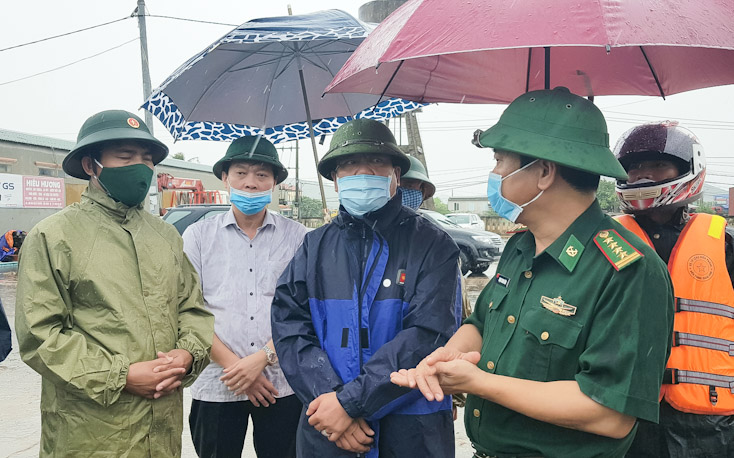 Đồng chí Phó Chủ tịch UBND tỉnh Trần Phong kiểm tra công tác ứng phó ATNĐ tại khu Khu neo đậu tránh trú bão cho tàu cá cửa Gianh.