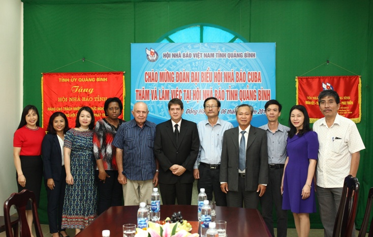     Các đồng chí trong Ban Chấp hành và Văn phòng Hội Nhà báo Việt Nam tỉnh chụp ảnh lưu niệm với đoàn đại biểu Hội Nhà báo Cuba trong lần thăm và làm việc tại Quảng Bình. 