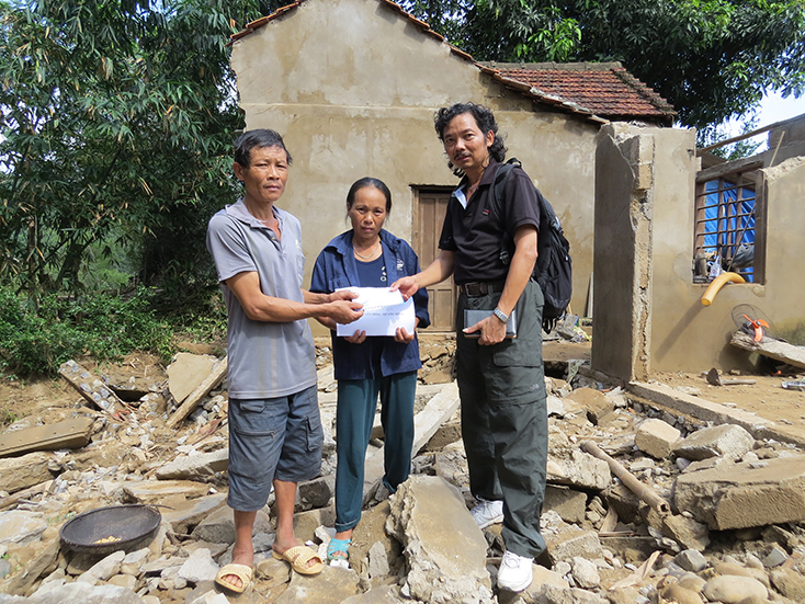 Nhà báo Tâm Phùng trao hỗ trợ cho gia đình bị sập nhà do mưa bão ở Tuyên Hóa. 