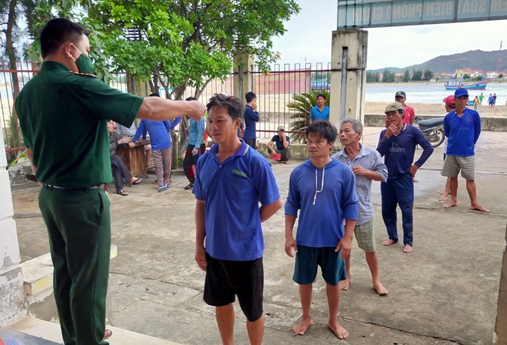 Trạm kiểm soát Biên phòng Cảng Gianh kiểm tra thân nhiệt ngư dân từ Đà Nẵng về nhập lạch cửa Gianh.