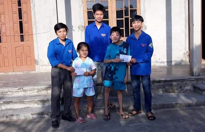   Anh Lê Văn Đặng (ngoài cùng bên trái) trong một chuyến tình nguyện giúp đỡ các hoàn cảnh khó khăn. 