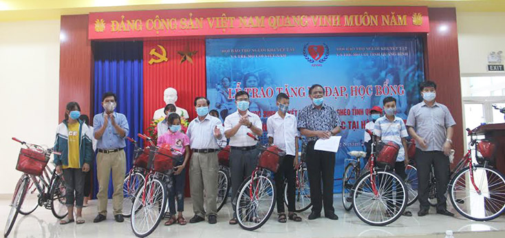 Đại diện lãnh đạo Hội trao tặng xe đạp cho các em học sinh