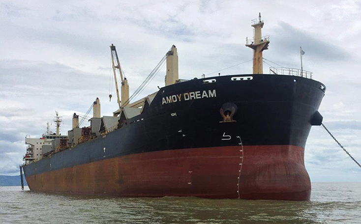 Tàu Amoy Dream neo chờ nhập cảnh vào cảng Gianh.