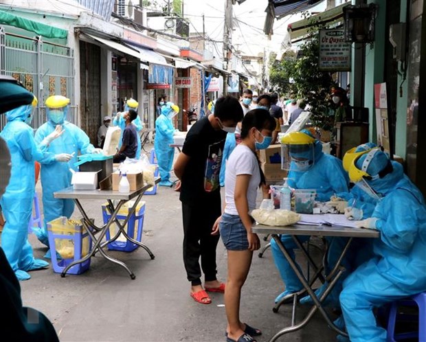 Việc lấy mẫu xét nghiệm được thực hiện với toàn bộ người dân sinh sống trong các khu phố đã phát hiện người dương tính với virus SARS-CoV-2. (Ảnh: Quốc Dũng/TTXVN)