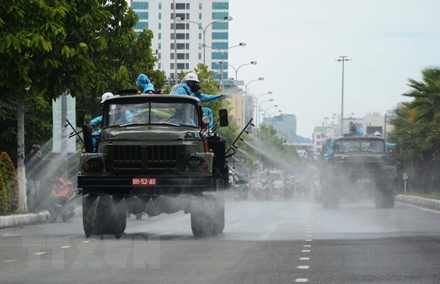 Xe chuyên dụng thực hiện phun hóa chất trên một số tuyến ở đường quận Sơn Trà. (Ảnh: Văn Dũng/TTXVN)