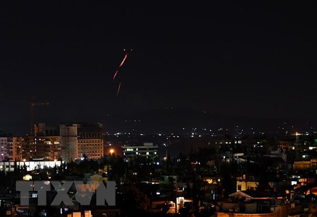  Tên lửa phòng không Syria trên bầu trời thủ đô Damascus ngày 20-7-2020. (Ảnh: THX/TTXVN)