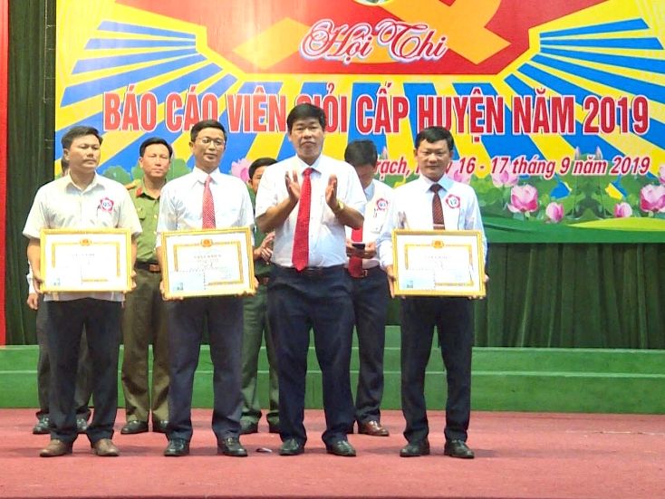    Đồng chí Trưởng ban Tuyên giáo Huyện ủy Bố Trạch Hoàng Văn Minh tặng giấy khen cho các thí sinh đạt giải tại hội thi báo cáo viên giỏi cấp huyện.