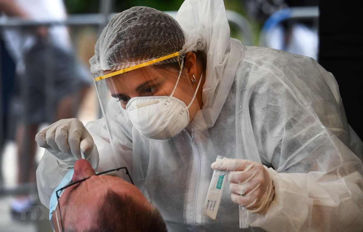  Nhân viên y tế lấy mẫu xét nghiệm COVID-19 tại Quiberon, Pháp. (Ảnh: AFP/TTXVN)