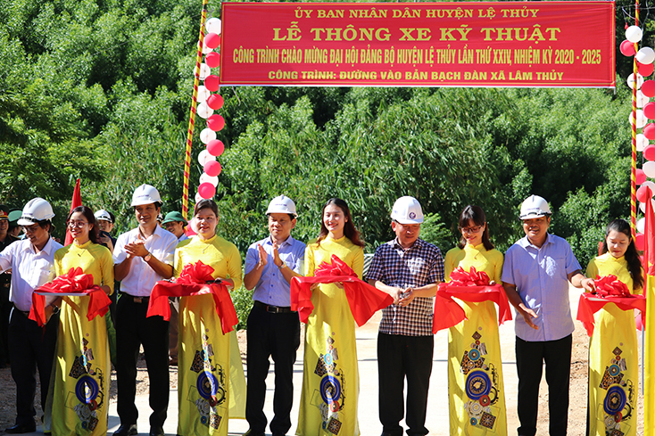 Lãnh đạo huyện Lệ Thủy tham dự lễ thông xe kỹ thuật đường vào bản Bạch Đàn (xã Lâm Thủy). 