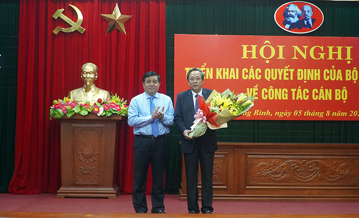 Đồng chí Bộ trưởng Bộ Kế hoạch và Đầu tư Nguyễn Chí Dũng tặng hoa chúc mừng đồng chí Phó Trưởng ban Tổ chức Trung ương Hoàng Đăng Quang