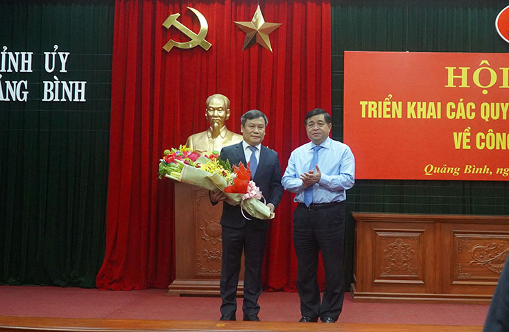 Đồng chí Bộ trưởng Bộ Kế hoạch và Đầu tư Nguyễn Chí Dũng tặng hoa chúc mừng đồng chí Bí thư Tỉnh ủy Vũ Đai Thắng