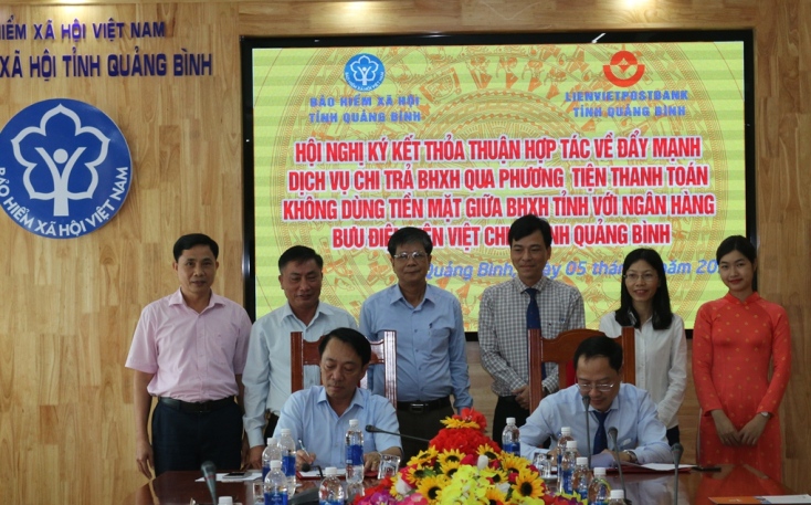  BHXH tỉnh và Ngân hàng Bưu điện Liên Việt chi nhánh Quảng Bình ký thỏa thuận hợp tác triển khai dịch vụ chi trả lương hưu, trợ cấp BHXH cho người thụ hưởng qua tài khoản thẻ ATM.