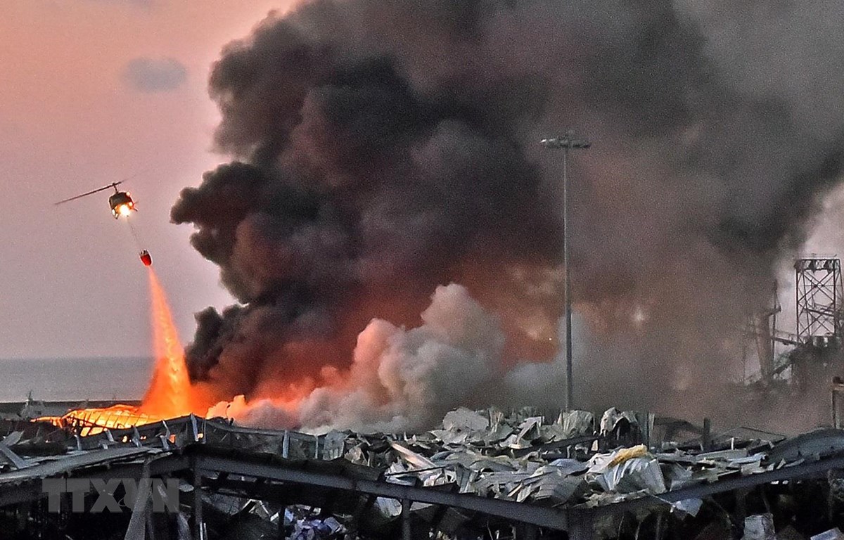Máy bay nỗ lực dập lửa bốc ngùn ngụt tại hiện trường vụ nổ lớn ở khu cảng thủ đô Beirut, Liban ngày 4-8-2020. (Ảnh: AFP/TTXVN)