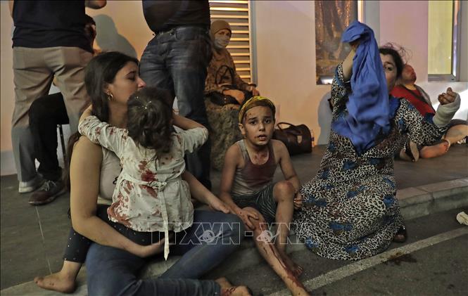 Nạn nhân bị thương trong vụ nổ ở Beirut, Liban, ngày 4-8-2020. Ảnh: AFP/TTXVN