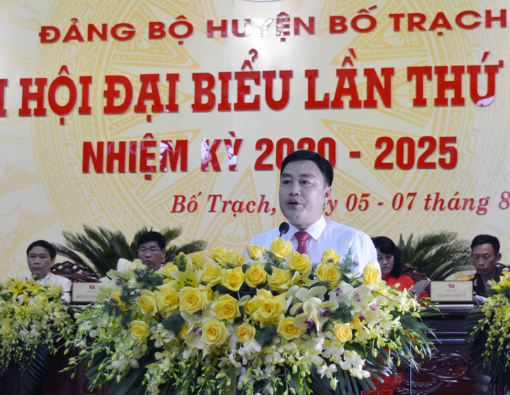 Đồng chí Đinh Hữu Thành, Tỉnh ủy viên, Bí thư Huyện ủy khai mạc đại hội.