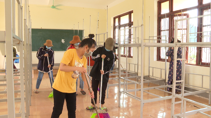 Các đoàn viên thanh niên huyện Minh Hóa đang dọn vệ sinh tại Khu cách lý tập trung Trung tâm Giáo dục – Dạy nghề huyện.