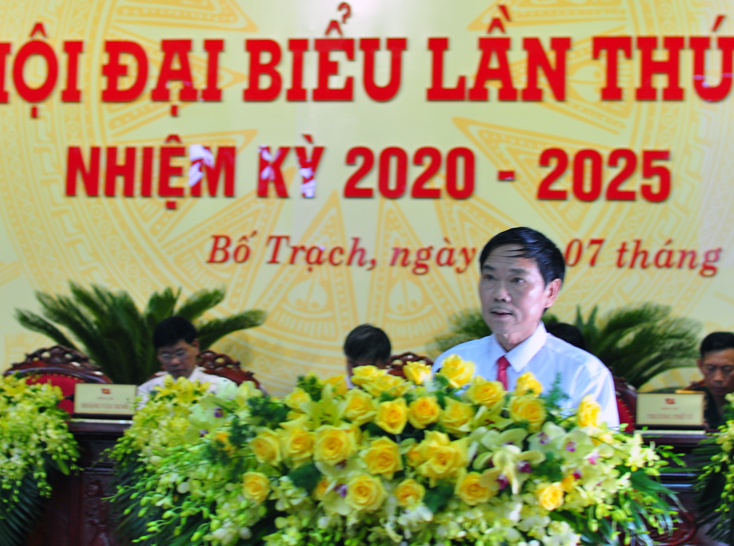Đồng chí Trần Quang Vũ, Chủ tịch UBND huyện trình bày báo cáo chính trị tại đại hội