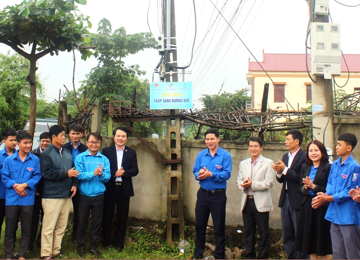  Khánh thành công trình điện chiếu sáng đường quê tại các thôn Hiển Lộc, Hiển Vinh, xã Duy Ninh (Quảng Ninh).