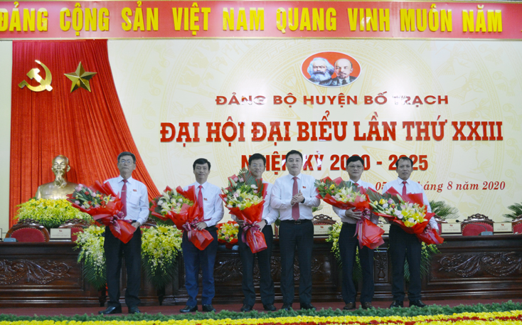 Đồng chí Đinh Hữu Thành, Tỉnh ủy viên, Bí thư Huyện ủy Bố Trạch tặng hoa cho các đồng chí không tham gia Ban Chấp hành Huyện ủy khóa mới