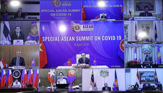 Sáng 14/4/2020, tại Hà Nội, Thủ tướng Nguyễn Xuân Phúc, Chủ tịch ASEAN 2020 chủ trì Hội nghị trực tuyến Cấp cao đặc biệt ASEAN về ứng phó dịch bệnh COVID-19. Ảnh: Thống Nhất/TTXVN