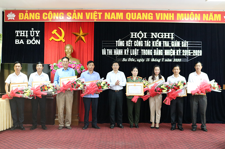 Đồng chí Bí thư Thị ủy Ba Đồn Trương An Ninh trao giấy khen cho các tập thể có thành tích xuất sắc trong công tác kiểm tra, giám sát, thi hành kỷ luật trong Đảng. 