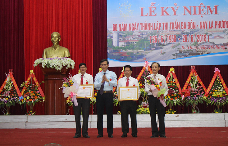 Đồng chí Phó Bí thư Thường trực Tỉnh ủy Trần Thắng trao bằng khen cho các tập thể có thành tích xuất sắc nhân kỉ niệm 60 năm thành lập thị trấn Ba Đồn (nay là phường Ba Đồn). 