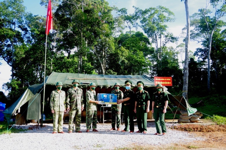 Đại tá Đinh Xuân Hùng, Phó Chính ủy BĐBP Quảng Bình cùng đoàn công tác trao tặng máy lọc nước và quà động viên cán bộ, chiến sĩ tổ chốt kiểm soát đồn Biên phòng Cà Ròòng.