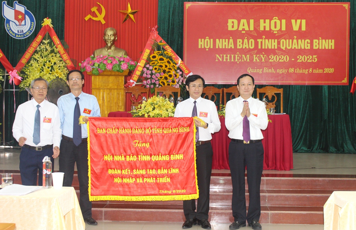 Ban chấp hành Đảng bộ tỉnh đã tặng đại hội bức trướng mang dòng chữ:  