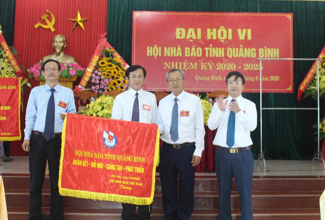 Thừa ủy quyền của Hội Nhà báo Việt Nam, đồng chí Cao Văn Định, Ủy viên Ban Thường vụ, Trưởng ban Tuyên giáo Tỉnh ủy trao bức trướng 