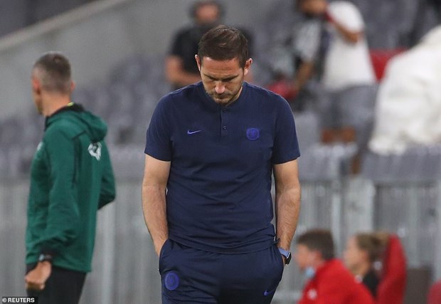  Lampard buồn bã khi chứng kiến đội nhà nhận thất bại đậm.