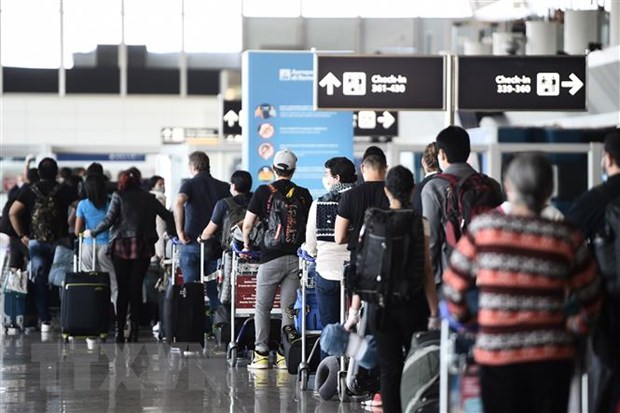 Hành khách chờ làm thủ tục tại sân bay Fiumicino ở Rome, Italy. (Ảnh: AFP/TTXVN)