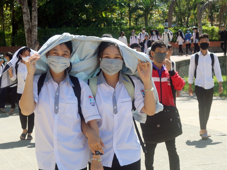 Kết thúc thời gian thi môn Ngữ văn, nhiều thí sinh ở điểm Trường THPT Tuyên Hóa ra về với tâm trạng khá tự tin.