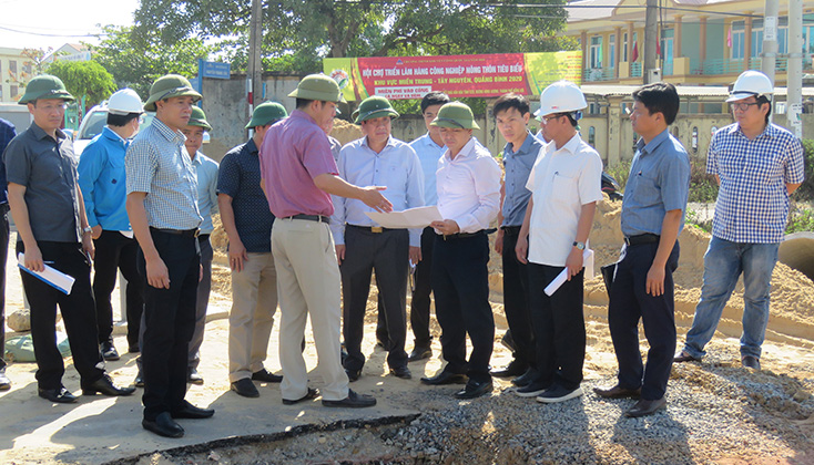 Đồng chí Phó Chủ tịch Thường trực UBND tỉnh Nguyễn Xuân Quang kiểm tra thực tế việc thi công các dự án lớn trên địa bàn TP. Đồng Hới. 
