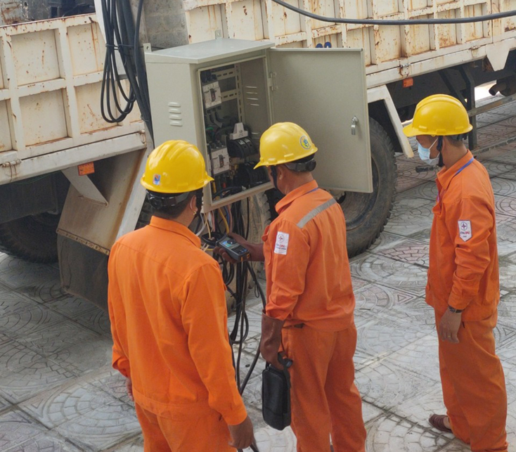 Công nhân ngành Điện Bố Trạch luôn trực sẵn sàng vận hành hệ thống điện và nguồn điện dự phòng