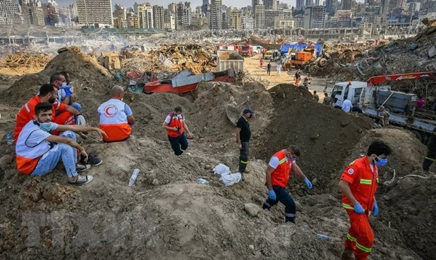 Lực lượng cứu hộ tìm kiếm nạn nhân tại hiện trường vụ nổ kinh hoàng ở Beirut, Liban ngày 6/8. (Ảnh: TASS/TTXVN)