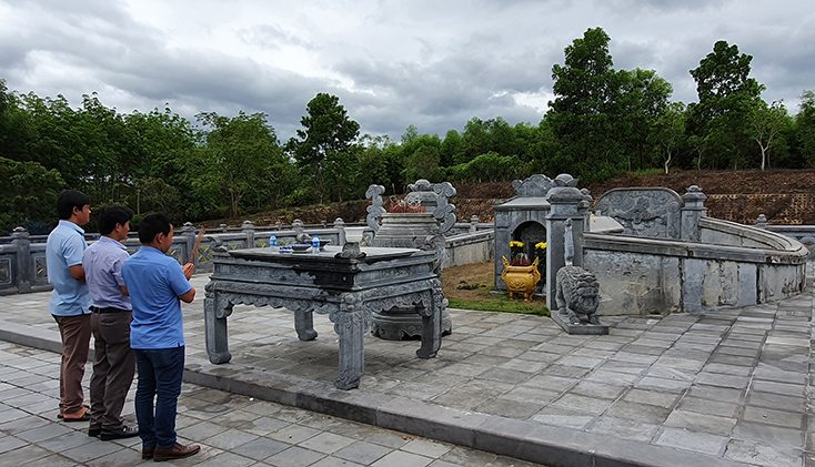Du khách viếng mộ Lễ Thành Hầu Nguyễn Hữu Cảnh ở xã Trường Thủy. 