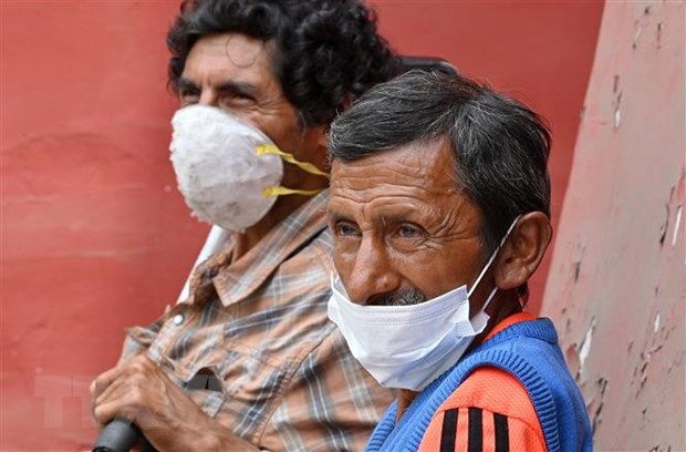  Người vô gia cư sống tại khu lều tạm để ngăn chặn sự lây lan của dịch COVID-19 tại Lima, Peru, ngày 31-3-2020. (Nguồn: AFP/TTXVN)