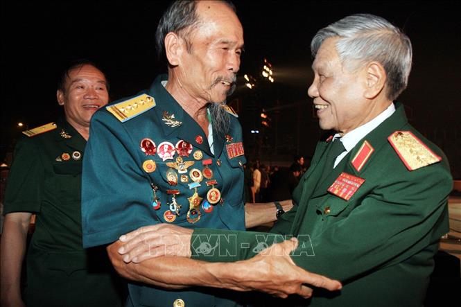   Nguyên Tổng Bí thư Lê Khả Phiêu gặp lại đồng đội cũ (8-10-2010). Ảnh tư liệu: Trọng Đức/TTXVN