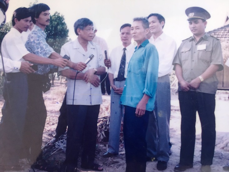   Đồng chí Lê Khả Phiêu đang thăm hỏi một nông dân ở xã Phú Thủy, huyện Lệ Thủy (tháng 7-1998). 
