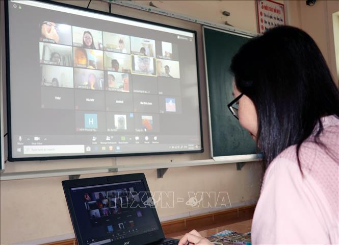   Giáo viên trường Tiểu học Hạ Long (Quảng Ninh) dạy trực tuyến. Ảnh: Văn Đức/TTXVN