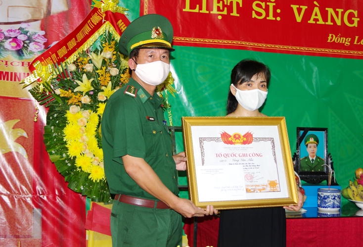  Đại tá Đinh Xuân Hùng, Phó Chính ủy BĐBP tỉnh Quảng Bình trao bằng "Tổ quốc ghi công" cho thân nhân liệt sĩ Vàng Văn Nhu.