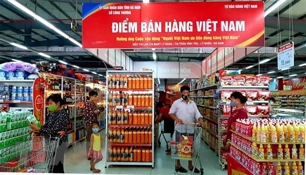 Điểm bán hàng Việt Nam tại Siêu thị Lan Chi Lý Nhân (Lý Nhân, Hà Nam) thu hút đông đảo người dân đến mua sắm. (Ảnh: Nguyễn Chinh/TTXVN)