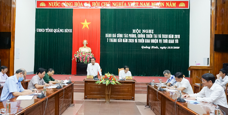 Đồng chí Phó Chủ tịch UBND tỉnh Trần Phong điều hành phần thảo luận tại hội nghị.