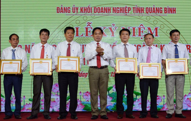  Lãnh đạo Đảng ủy Khối Doanh nghiệp tỉnh tặng giấy khen cho các đơn vị, cá nhân có thành tích trong công tác xây dựng Đảng.